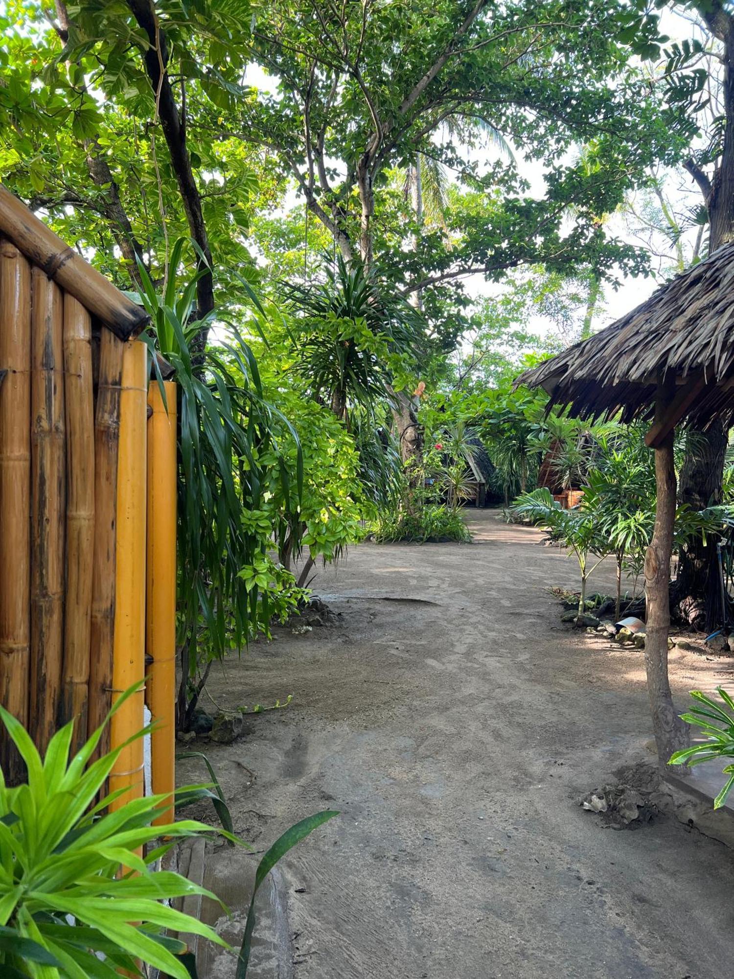 Georgia'S Neverland Hostel 罗昂 外观 照片